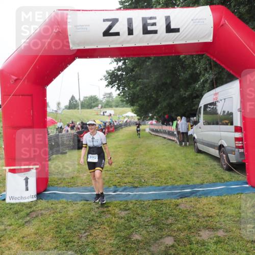 21.06.2025 - 27. Vierlanden-Triathlon MichiJ http://msf.ph/oto/8049293 15.06.2026 14:24:17 Ziel 1229 meine-sportfotos.de