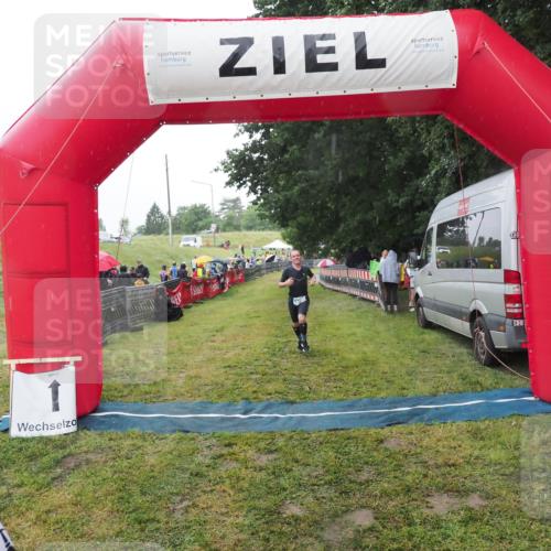 21.06.2025 - 27. Vierlanden-Triathlon MichiJ http://msf.ph/oto/8049296 15.06.2026 14:24:21 Ziel 1229, 1231 meine-sportfotos.de