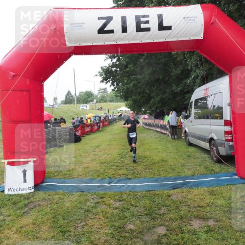 21.06.2025 - 27. Vierlanden-Triathlon MichiJ http://msf.ph/oto/8049298 15.06.2026 14:24:22 Ziel 1229, 1231 meine-sportfotos.de