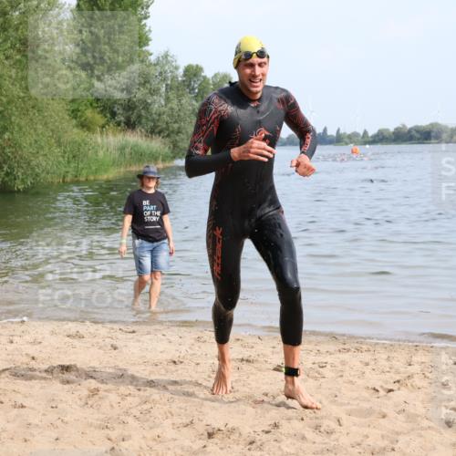 15.06.2025 - 27. Vierlanden-Triathlon Lena Gebhardt http://msf.ph/oto/8049301 15.06.2025 09:52:03 Schwimmen 282, 288, 292 meine-sportfotos.de