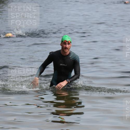 15.06.2025 - 27. Vierlanden-Triathlon Lena Gebhardt http://msf.ph/oto/8049303 15.06.2025 09:52:37 Schwimmen 313 meine-sportfotos.de