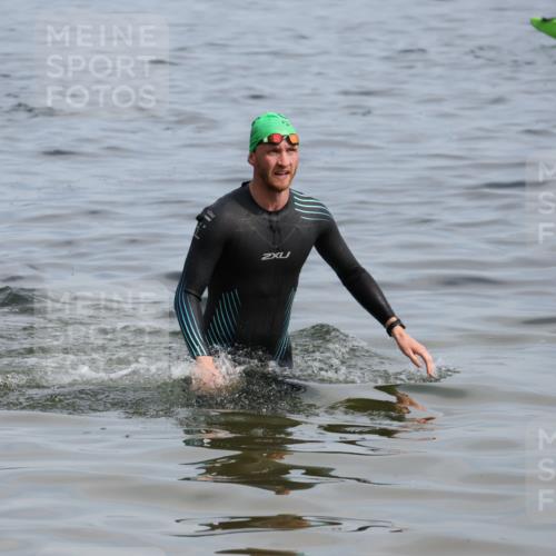 15.06.2025 - 27. Vierlanden-Triathlon Lena Gebhardt http://msf.ph/oto/8049306 15.06.2025 09:52:38 Schwimmen 313 meine-sportfotos.de