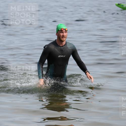 15.06.2025 - 27. Vierlanden-Triathlon Lena Gebhardt http://msf.ph/oto/8049308 15.06.2025 09:52:39 Schwimmen 313 meine-sportfotos.de