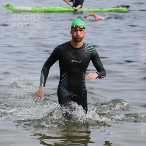 15.06.2025 - 27. Vierlanden-Triathlon Lena Gebhardt http://msf.ph/oto/8049310 15.06.2025 09:52:40 Schwimmen 313 meine-sportfotos.de
