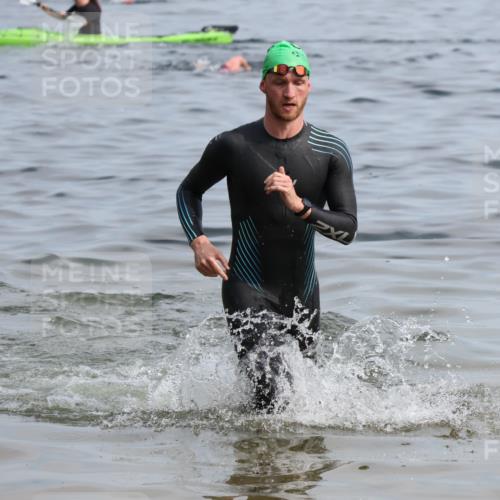 15.06.2025 - 27. Vierlanden-Triathlon Lena Gebhardt http://msf.ph/oto/8049312 15.06.2025 09:52:41 Schwimmen 313 meine-sportfotos.de