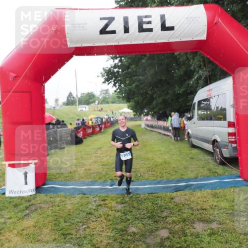 21.06.2025 - 27. Vierlanden-Triathlon MichiJ http://msf.ph/oto/8049313 15.06.2026 14:24:22 Ziel 1229, 1231 meine-sportfotos.de