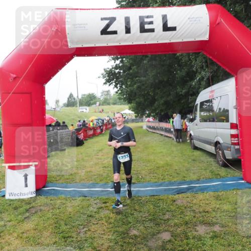 21.06.2025 - 27. Vierlanden-Triathlon MichiJ http://msf.ph/oto/8049316 15.06.2026 14:24:23 Ziel 1229, 1231 meine-sportfotos.de