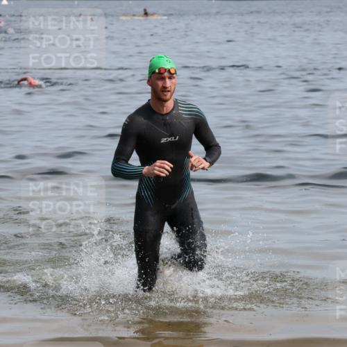 15.06.2025 - 27. Vierlanden-Triathlon Lena Gebhardt http://msf.ph/oto/8049317 15.06.2025 09:52:42 Schwimmen 313 meine-sportfotos.de