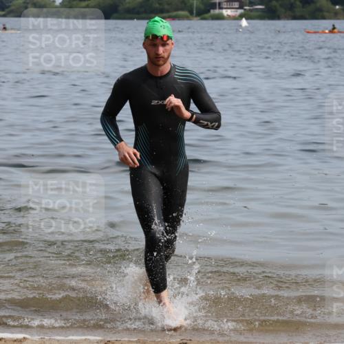 15.06.2025 - 27. Vierlanden-Triathlon Lena Gebhardt http://msf.ph/oto/8049319 15.06.2025 09:52:43 Schwimmen 313 meine-sportfotos.de