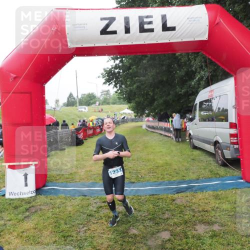 21.06.2025 - 27. Vierlanden-Triathlon MichiJ http://msf.ph/oto/8049320 15.06.2026 14:24:23 Ziel 1229, 1231 meine-sportfotos.de