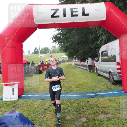 21.06.2025 - 27. Vierlanden-Triathlon MichiJ http://msf.ph/oto/8049322 15.06.2026 14:24:23 Ziel 1229, 1231 meine-sportfotos.de