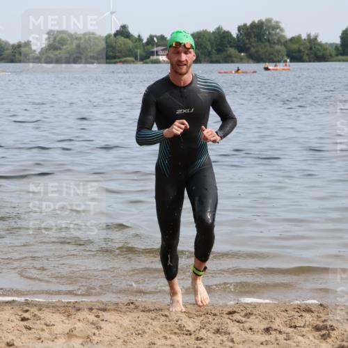15.06.2025 - 27. Vierlanden-Triathlon Lena Gebhardt http://msf.ph/oto/8049323 15.06.2025 09:52:44 Schwimmen 313 meine-sportfotos.de