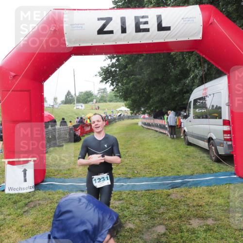 21.06.2025 - 27. Vierlanden-Triathlon MichiJ http://msf.ph/oto/8049324 15.06.2026 14:24:23 Ziel 1229, 1231 meine-sportfotos.de