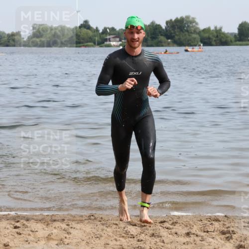 15.06.2025 - 27. Vierlanden-Triathlon Lena Gebhardt http://msf.ph/oto/8049325 15.06.2025 09:52:44 Schwimmen 313 meine-sportfotos.de