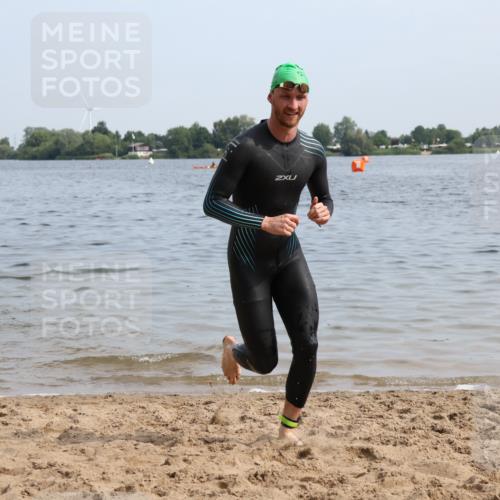 15.06.2025 - 27. Vierlanden-Triathlon Lena Gebhardt http://msf.ph/oto/8049331 15.06.2025 09:52:45 Schwimmen 313 meine-sportfotos.de