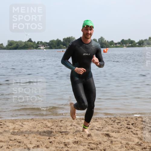 15.06.2025 - 27. Vierlanden-Triathlon Lena Gebhardt http://msf.ph/oto/8049332 15.06.2025 09:52:45 Schwimmen 313 meine-sportfotos.de
