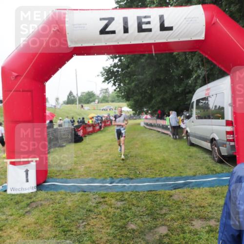 21.06.2025 - 27. Vierlanden-Triathlon MichiJ http://msf.ph/oto/8049335 15.06.2026 14:24:34 Ziel 1258 meine-sportfotos.de