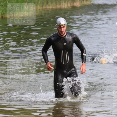 15.06.2025 - 27. Vierlanden-Triathlon Lena Gebhardt http://msf.ph/oto/8049338 15.06.2025 09:52:52 Schwimmen 313, 328 meine-sportfotos.de