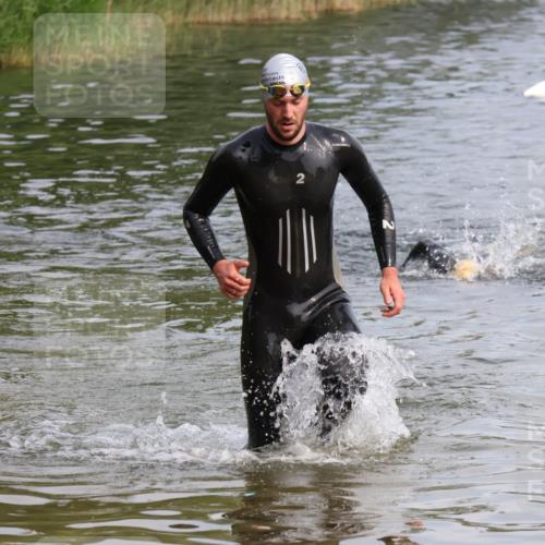 15.06.2025 - 27. Vierlanden-Triathlon Lena Gebhardt http://msf.ph/oto/8049340 15.06.2025 09:52:52 Schwimmen 313, 328 meine-sportfotos.de