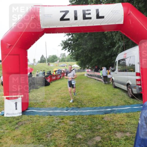 21.06.2025 - 27. Vierlanden-Triathlon MichiJ http://msf.ph/oto/8049343 15.06.2026 14:24:35 Ziel 1258 meine-sportfotos.de