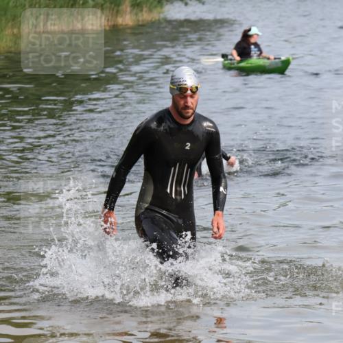 15.06.2025 - 27. Vierlanden-Triathlon Lena Gebhardt http://msf.ph/oto/8049344 15.06.2025 09:52:53 Schwimmen 313, 328 meine-sportfotos.de