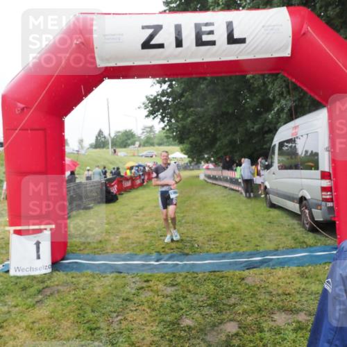 21.06.2025 - 27. Vierlanden-Triathlon MichiJ http://msf.ph/oto/8049345 15.06.2026 14:24:35 Ziel 1258 meine-sportfotos.de