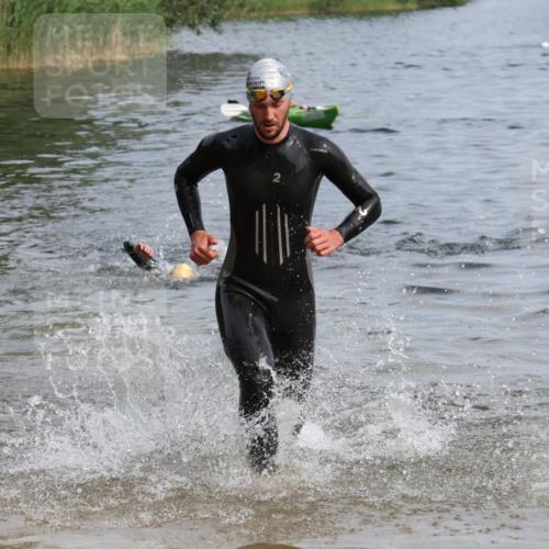 15.06.2025 - 27. Vierlanden-Triathlon Lena Gebhardt http://msf.ph/oto/8049346 15.06.2025 09:52:54 Schwimmen 313, 328 meine-sportfotos.de