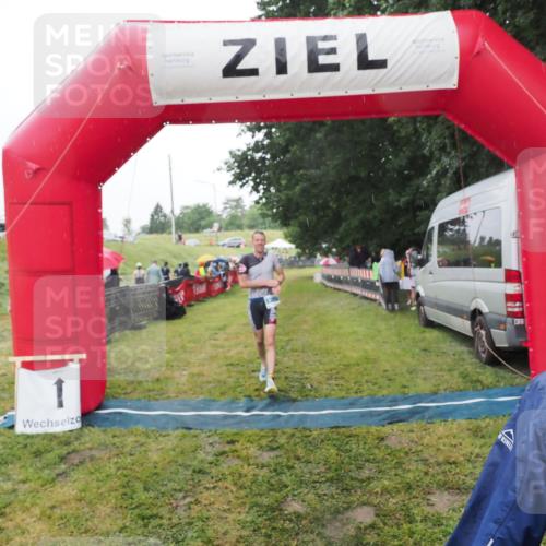 21.06.2025 - 27. Vierlanden-Triathlon MichiJ http://msf.ph/oto/8049347 15.06.2026 14:24:35 Ziel 1258 meine-sportfotos.de