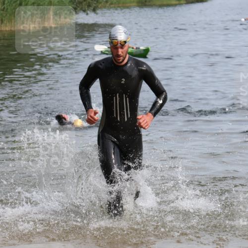 15.06.2025 - 27. Vierlanden-Triathlon Lena Gebhardt http://msf.ph/oto/8049348 15.06.2025 09:52:54 Schwimmen 313, 328 meine-sportfotos.de