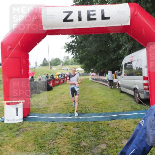 21.06.2025 - 27. Vierlanden-Triathlon MichiJ http://msf.ph/oto/8049349 15.06.2026 14:24:35 Ziel 1258 meine-sportfotos.de