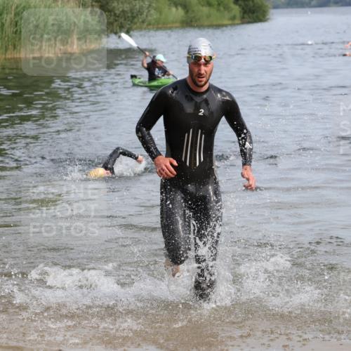 15.06.2025 - 27. Vierlanden-Triathlon Lena Gebhardt http://msf.ph/oto/8049350 15.06.2025 09:52:54 Schwimmen 313, 328 meine-sportfotos.de
