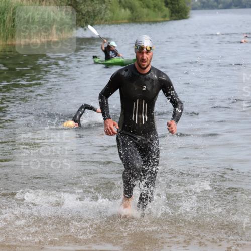 15.06.2025 - 27. Vierlanden-Triathlon Lena Gebhardt http://msf.ph/oto/8049351 15.06.2025 09:52:54 Schwimmen 313, 328 meine-sportfotos.de