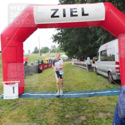 21.06.2025 - 27. Vierlanden-Triathlon MichiJ http://msf.ph/oto/8049353 15.06.2026 14:24:35 Ziel 1258 meine-sportfotos.de