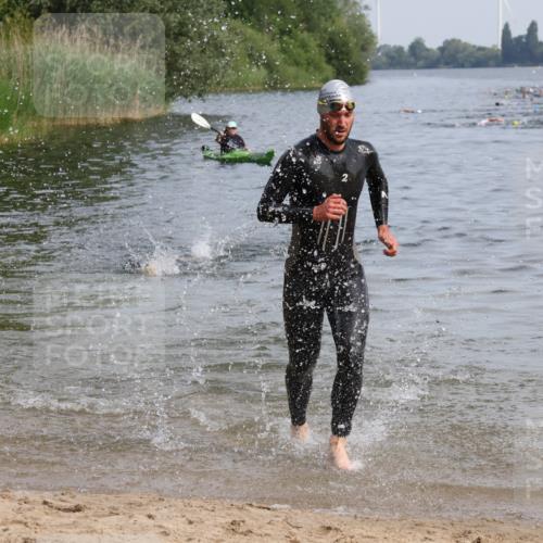 15.06.2025 - 27. Vierlanden-Triathlon Lena Gebhardt http://msf.ph/oto/8049356 15.06.2025 09:52:55 Schwimmen 328 meine-sportfotos.de