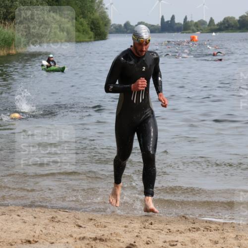 15.06.2025 - 27. Vierlanden-Triathlon Lena Gebhardt http://msf.ph/oto/8049360 15.06.2025 09:52:56 Schwimmen 328 meine-sportfotos.de