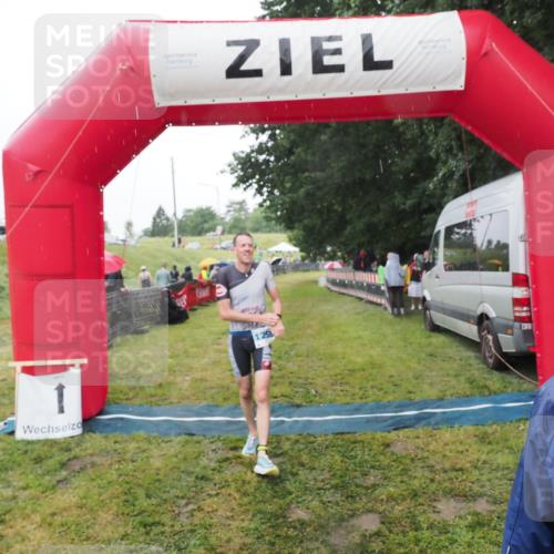21.06.2025 - 27. Vierlanden-Triathlon MichiJ http://msf.ph/oto/8049361 15.06.2026 14:24:36 Ziel 1258 meine-sportfotos.de