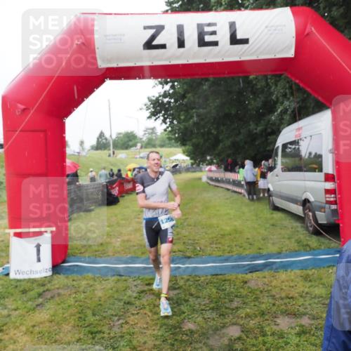 21.06.2025 - 27. Vierlanden-Triathlon MichiJ http://msf.ph/oto/8049363 15.06.2026 14:24:36 Ziel 1258 meine-sportfotos.de