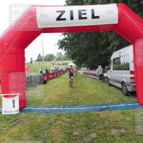 21.06.2025 - 27. Vierlanden-Triathlon MichiJ http://msf.ph/oto/8049367 15.06.2026 14:25:06 Ziel 1246, 1306 meine-sportfotos.de