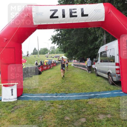 21.06.2025 - 27. Vierlanden-Triathlon MichiJ http://msf.ph/oto/8049369 15.06.2026 14:25:07 Ziel 1246, 1306 meine-sportfotos.de