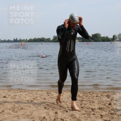 15.06.2025 - 27. Vierlanden-Triathlon Lena Gebhardt http://msf.ph/oto/8049371 15.06.2025 09:52:58 Schwimmen 265, 328 meine-sportfotos.de