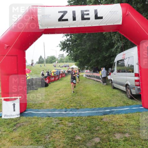 21.06.2025 - 27. Vierlanden-Triathlon MichiJ http://msf.ph/oto/8049372 15.06.2026 14:25:07 Ziel 1246, 1306 meine-sportfotos.de