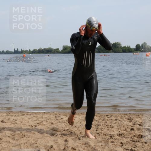 15.06.2025 - 27. Vierlanden-Triathlon Lena Gebhardt http://msf.ph/oto/8049373 15.06.2025 09:52:58 Schwimmen 265, 328 meine-sportfotos.de