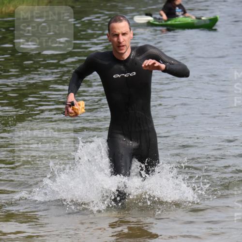 15.06.2025 - 27. Vierlanden-Triathlon Lena Gebhardt http://msf.ph/oto/8049375 15.06.2025 09:53:03 Schwimmen 265, 328 meine-sportfotos.de