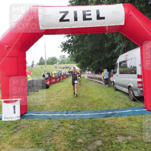 21.06.2025 - 27. Vierlanden-Triathlon MichiJ http://msf.ph/oto/8049376 15.06.2026 14:25:07 Ziel 1246, 1306 meine-sportfotos.de