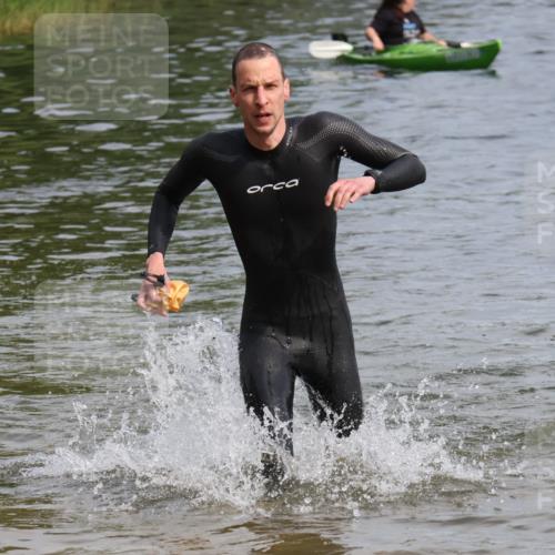 15.06.2025 - 27. Vierlanden-Triathlon Lena Gebhardt http://msf.ph/oto/8049377 15.06.2025 09:53:03 Schwimmen 265, 328 meine-sportfotos.de