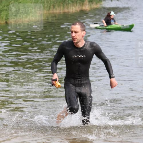 15.06.2025 - 27. Vierlanden-Triathlon Lena Gebhardt http://msf.ph/oto/8049379 15.06.2025 09:53:04 Schwimmen 265, 328 meine-sportfotos.de