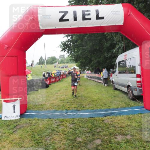 21.06.2025 - 27. Vierlanden-Triathlon MichiJ http://msf.ph/oto/8049380 15.06.2026 14:25:07 Ziel 1246, 1306 meine-sportfotos.de