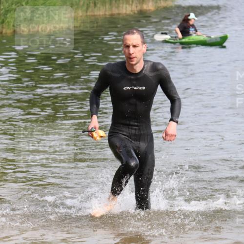 15.06.2025 - 27. Vierlanden-Triathlon Lena Gebhardt http://msf.ph/oto/8049381 15.06.2025 09:53:04 Schwimmen 265, 328 meine-sportfotos.de