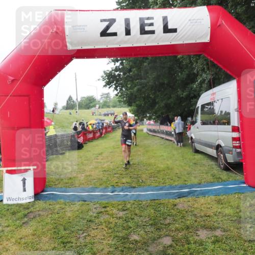 21.06.2025 - 27. Vierlanden-Triathlon MichiJ http://msf.ph/oto/8049382 15.06.2026 14:25:07 Ziel 1246, 1306 meine-sportfotos.de