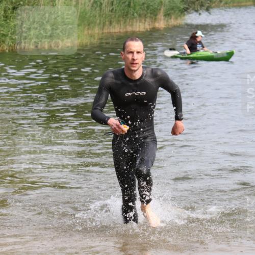 15.06.2025 - 27. Vierlanden-Triathlon Lena Gebhardt http://msf.ph/oto/8049383 15.06.2025 09:53:04 Schwimmen 265, 328 meine-sportfotos.de